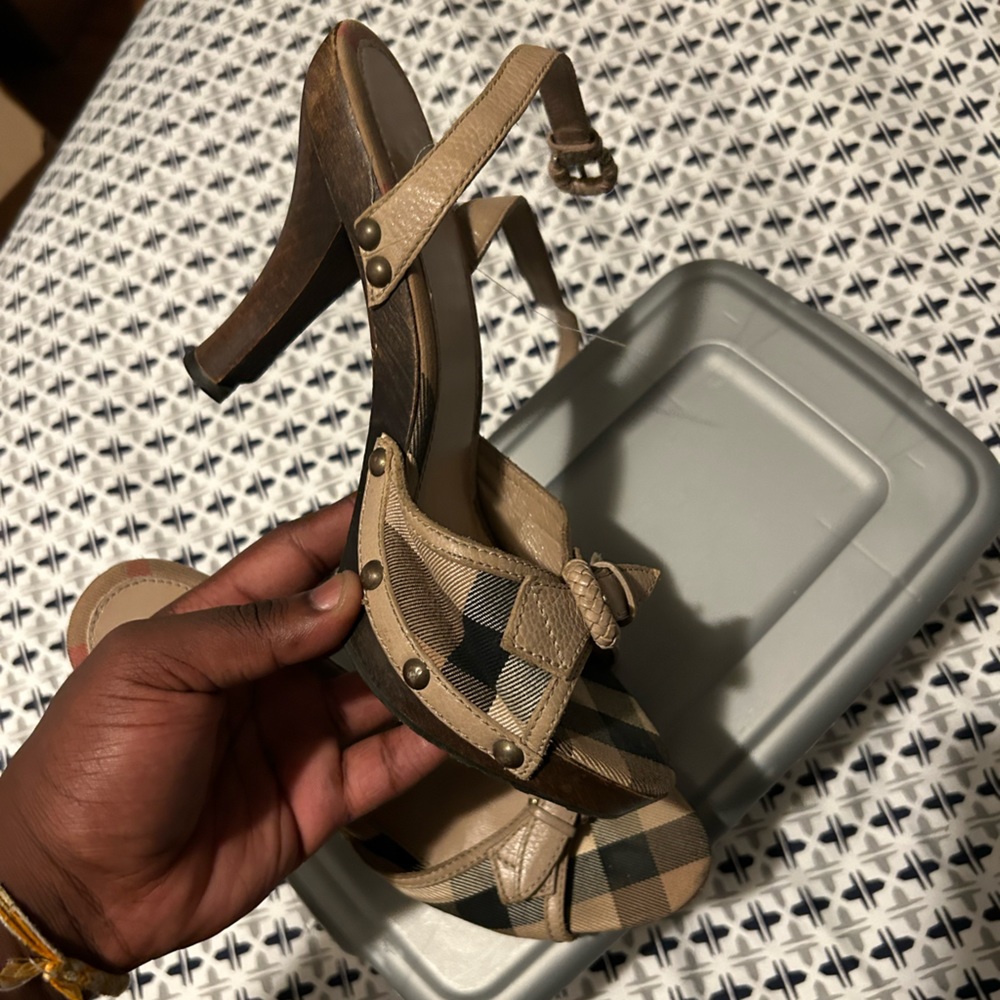 Vintage Burberry heels (100% Authentic) - Picture 5 of 7
